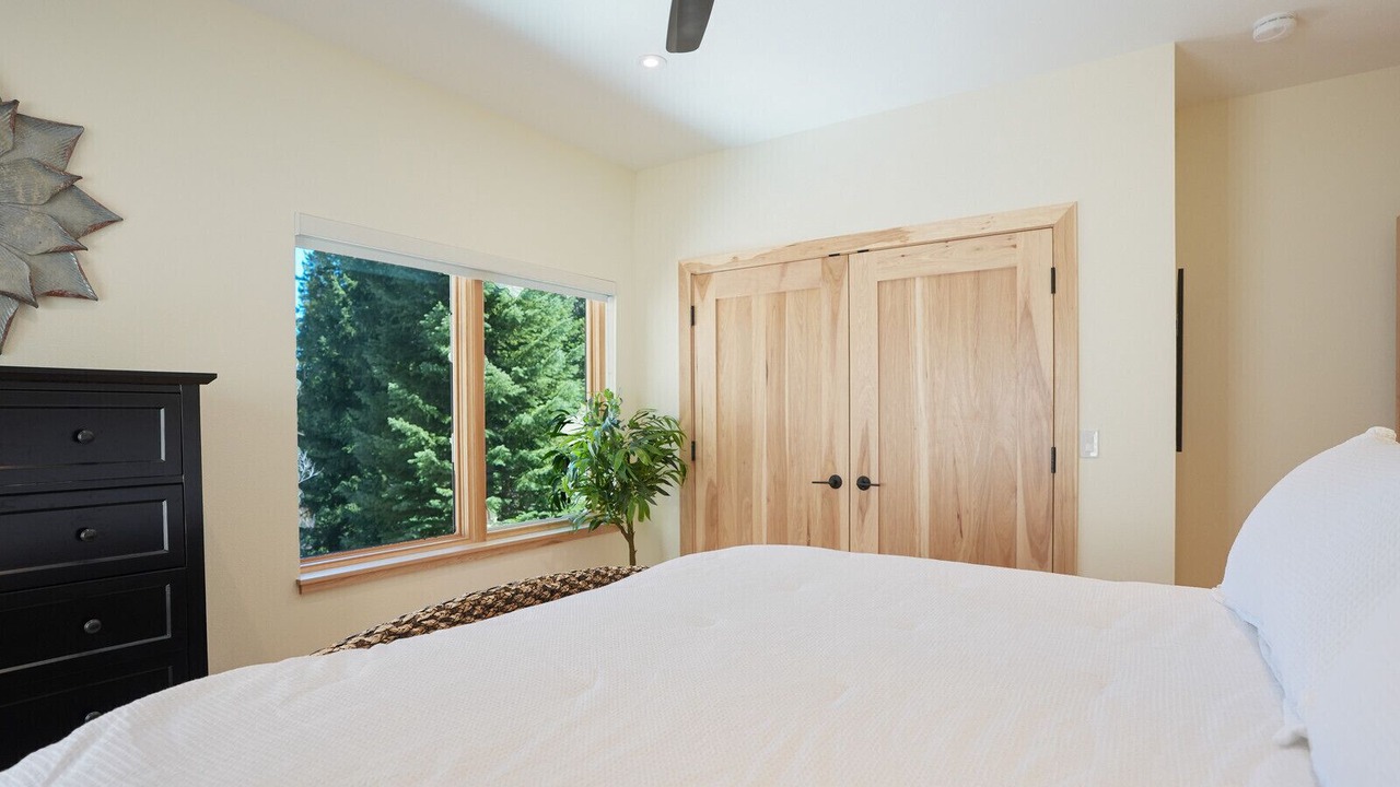 Photo of Bedroom in Peak 8