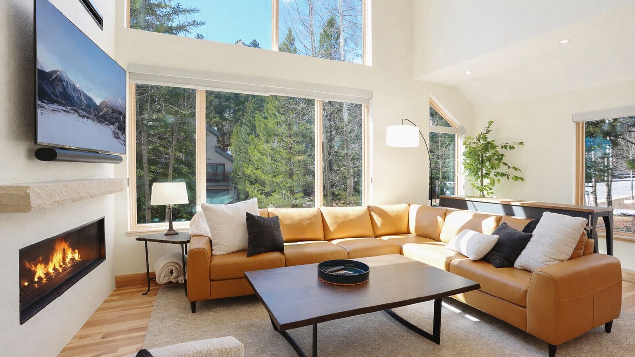 Photo of Livingroom in Peak 8