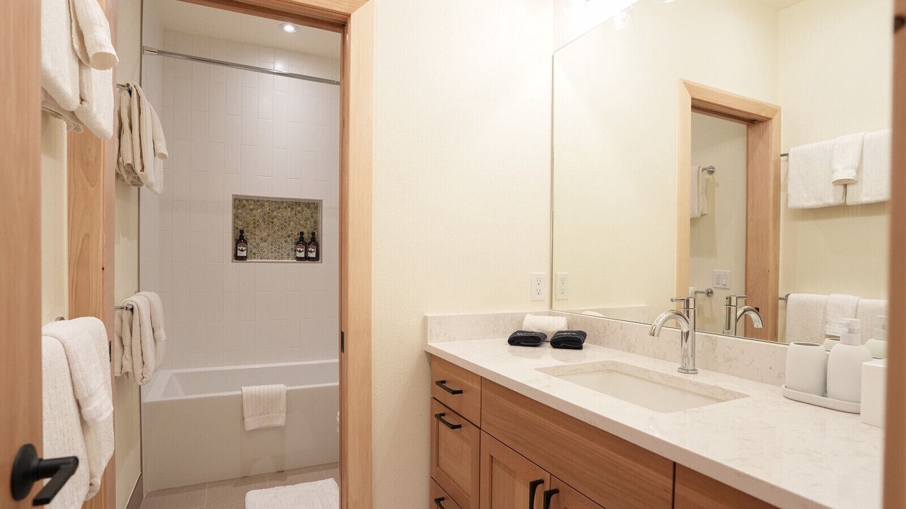 Photo of Bathroom in Peak 8