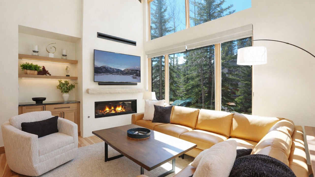 Photo of Livingroom in Peak 8
