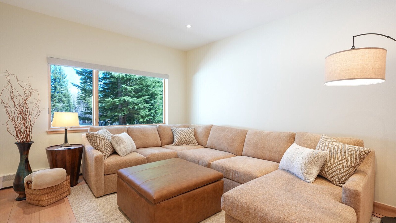 Photo of Livingroom in Peak 8