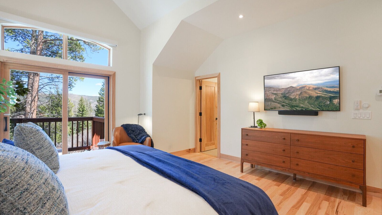 Photo of Bedroom in Peak 8