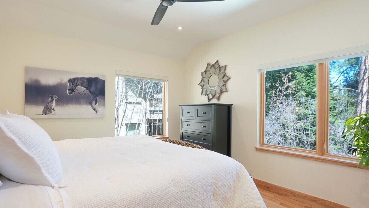 Photo of Bedroom in Peak 8