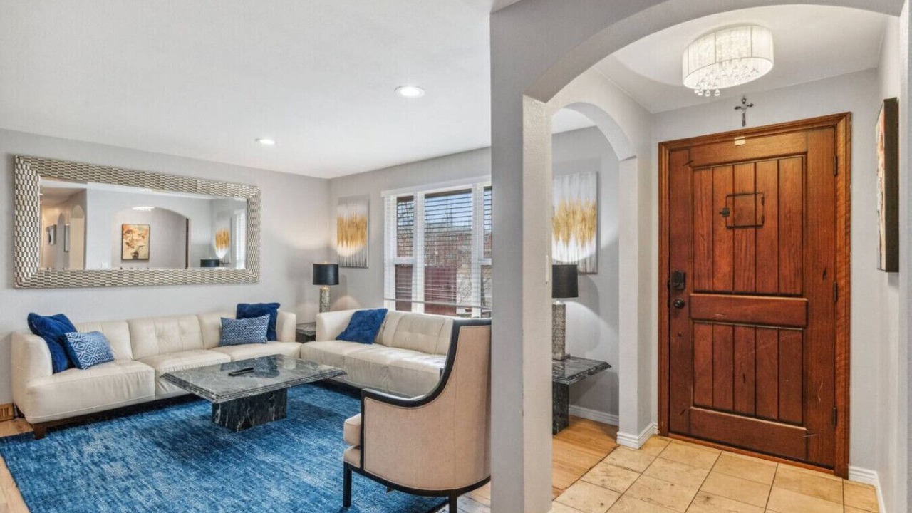 Photo of Livingroom in North Alameda