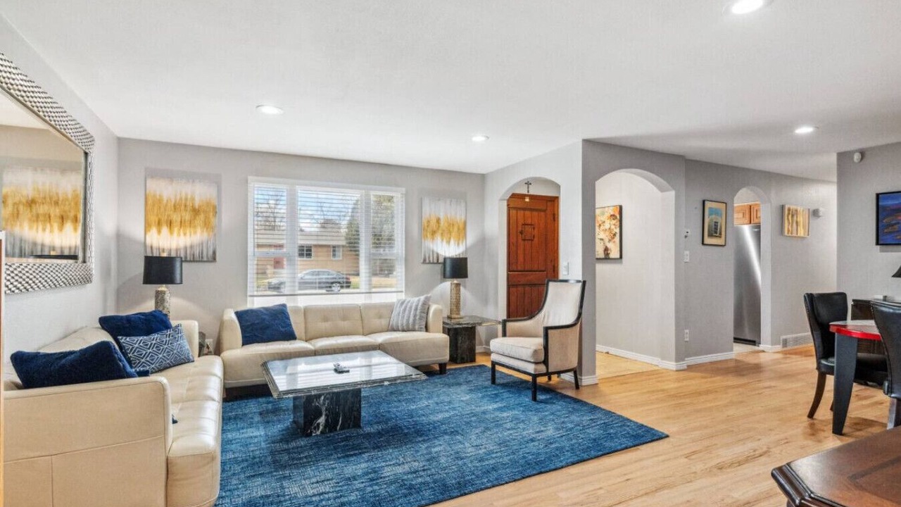 Photo of Livingroom in North Alameda
