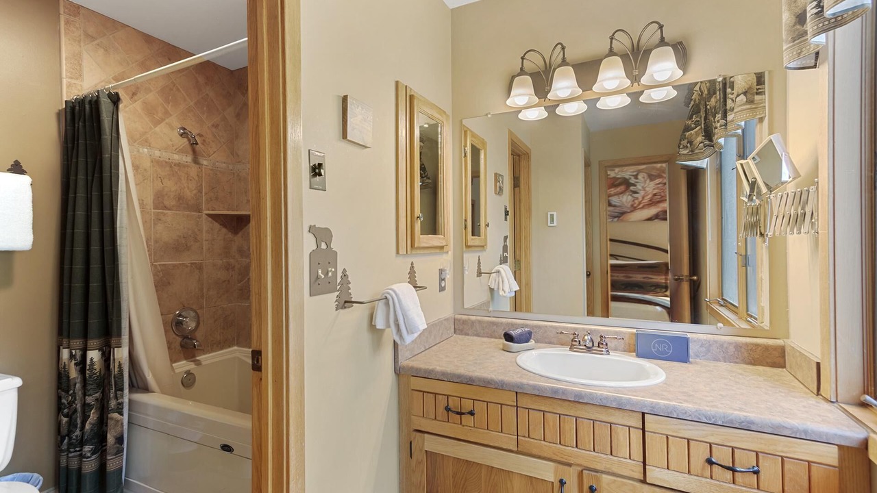 Photo of Bathroom in Four O'Clock