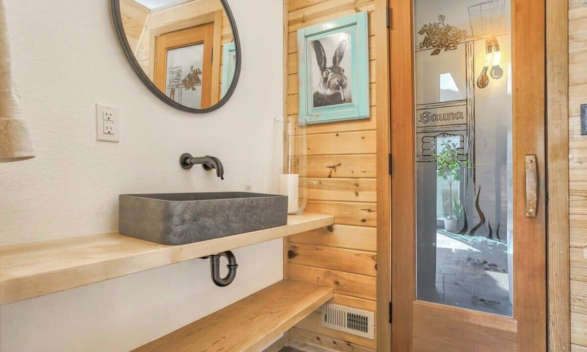 Photo of Bathroom in Manitou Springs Historic District