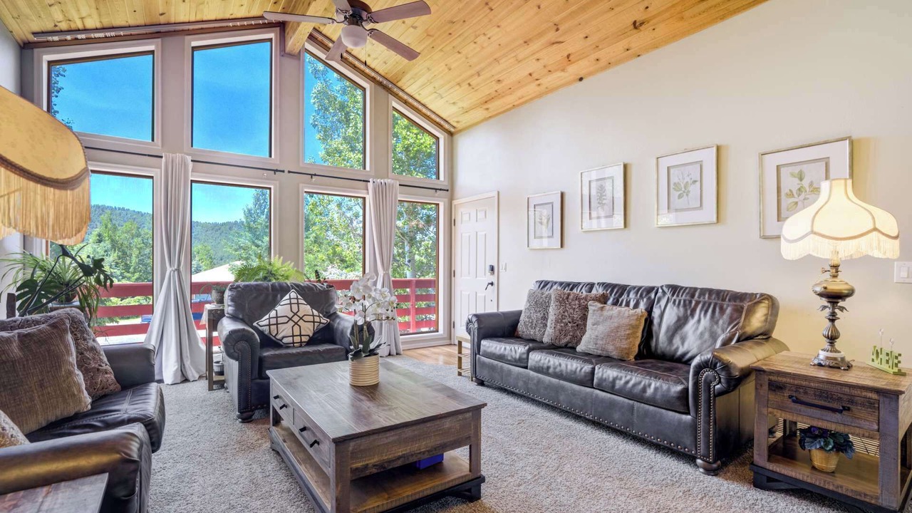 Photo of Livingroom in Woodland Park