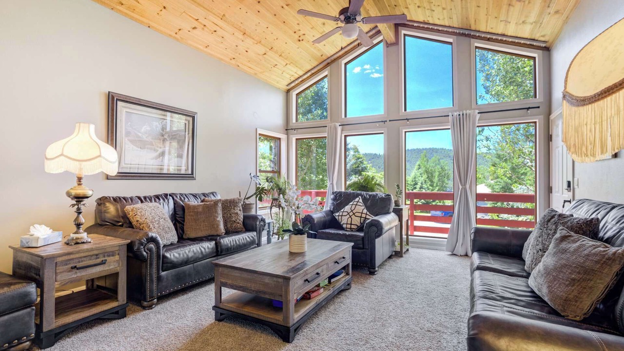 Photo of Livingroom in Woodland Park