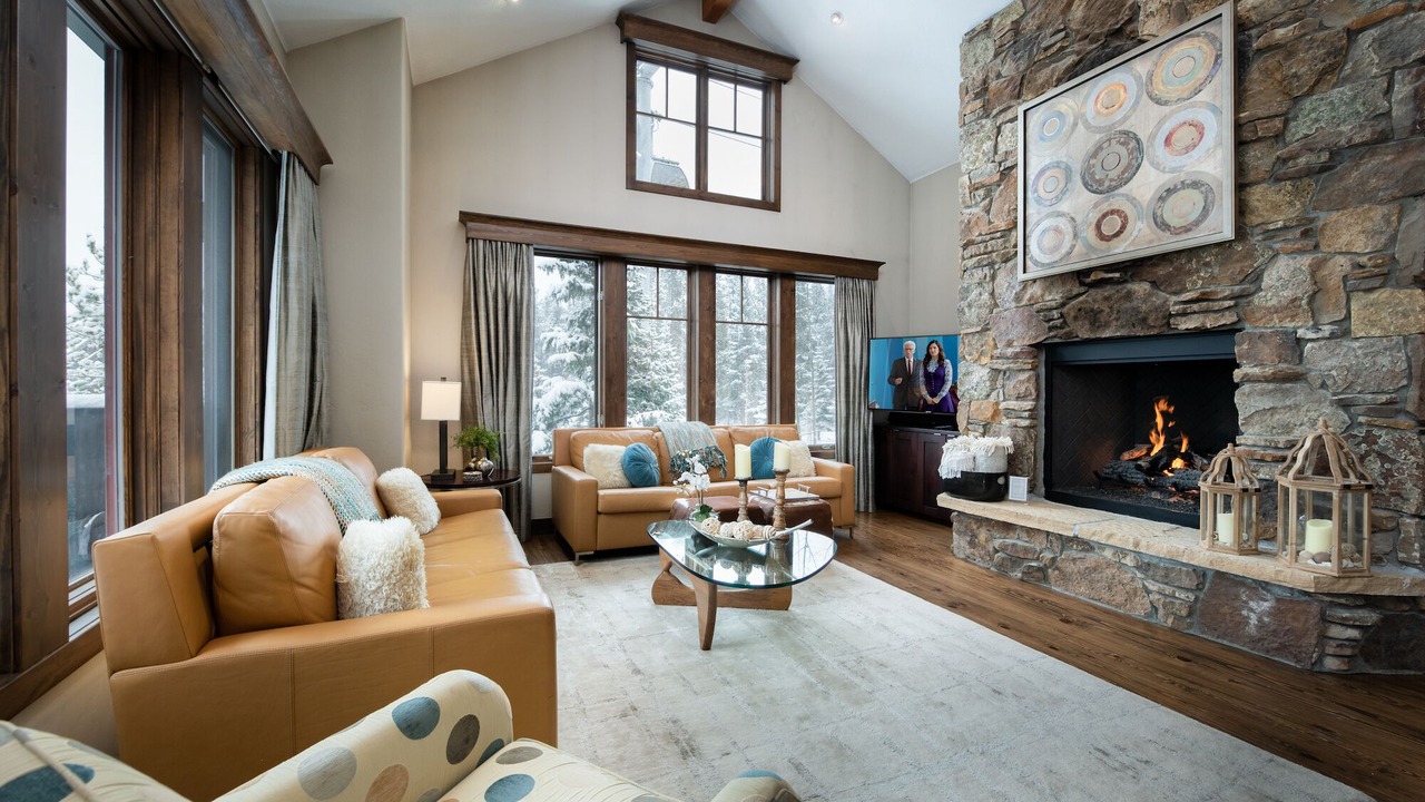 Photo of Livingroom in Peak 8
