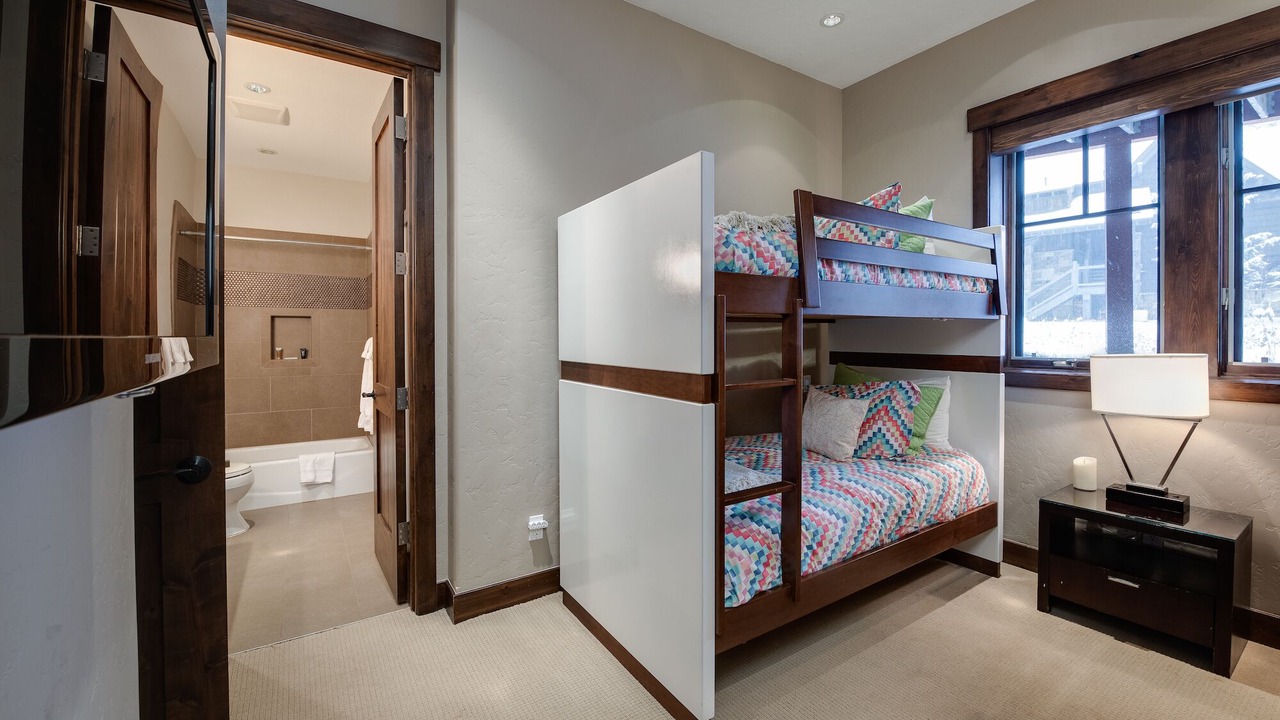 Photo of Bedroom in Peak 8