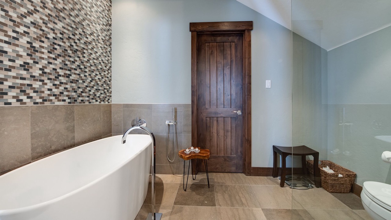 Photo of Bathroom in Peak 8