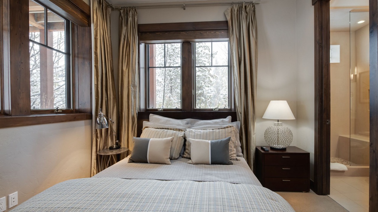 Photo of Bedroom in Peak 8