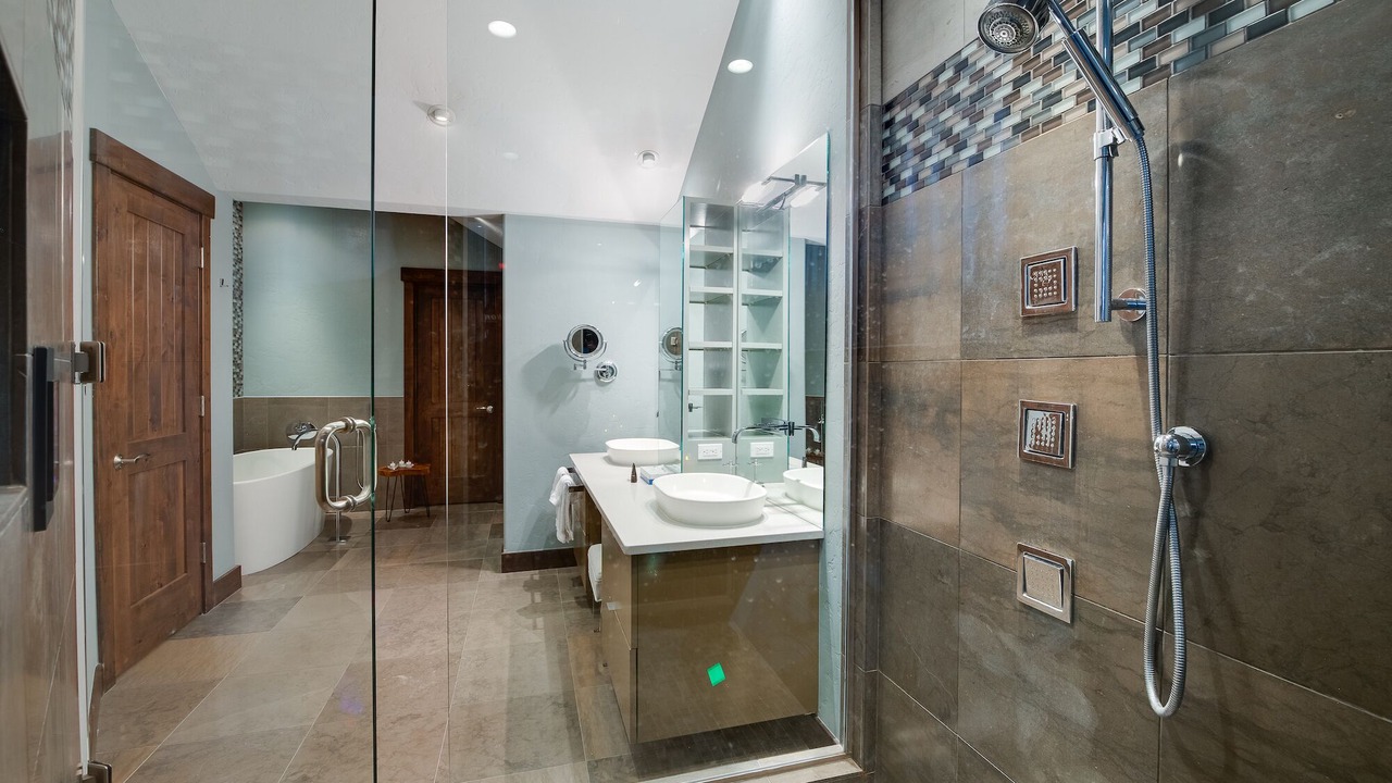 Photo of Bathroom in Peak 8