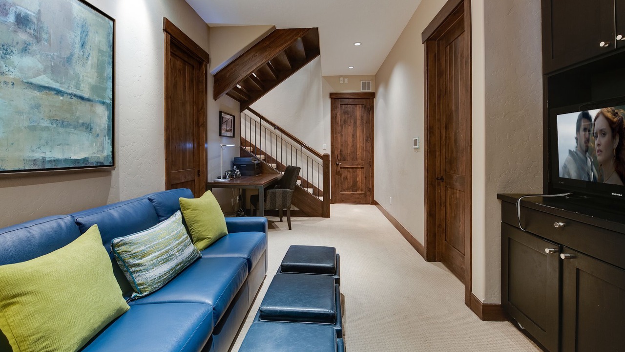 Photo of Livingroom in Peak 8