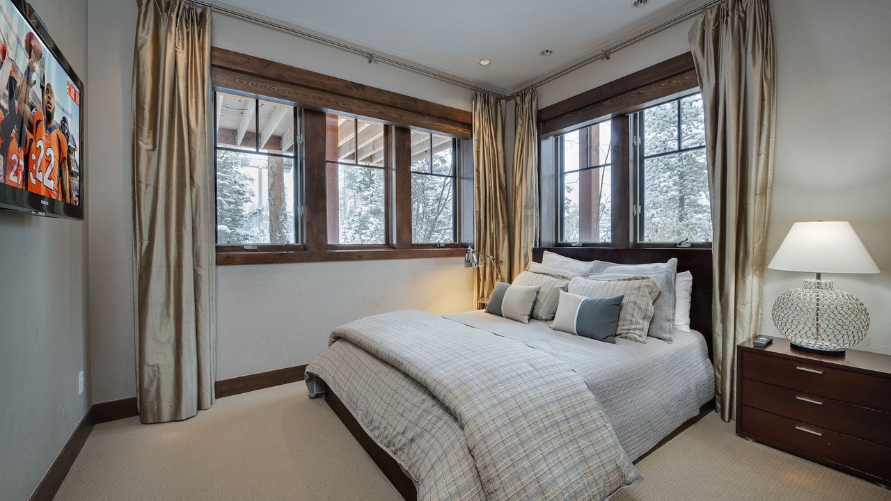 Photo of Bedroom in Peak 8