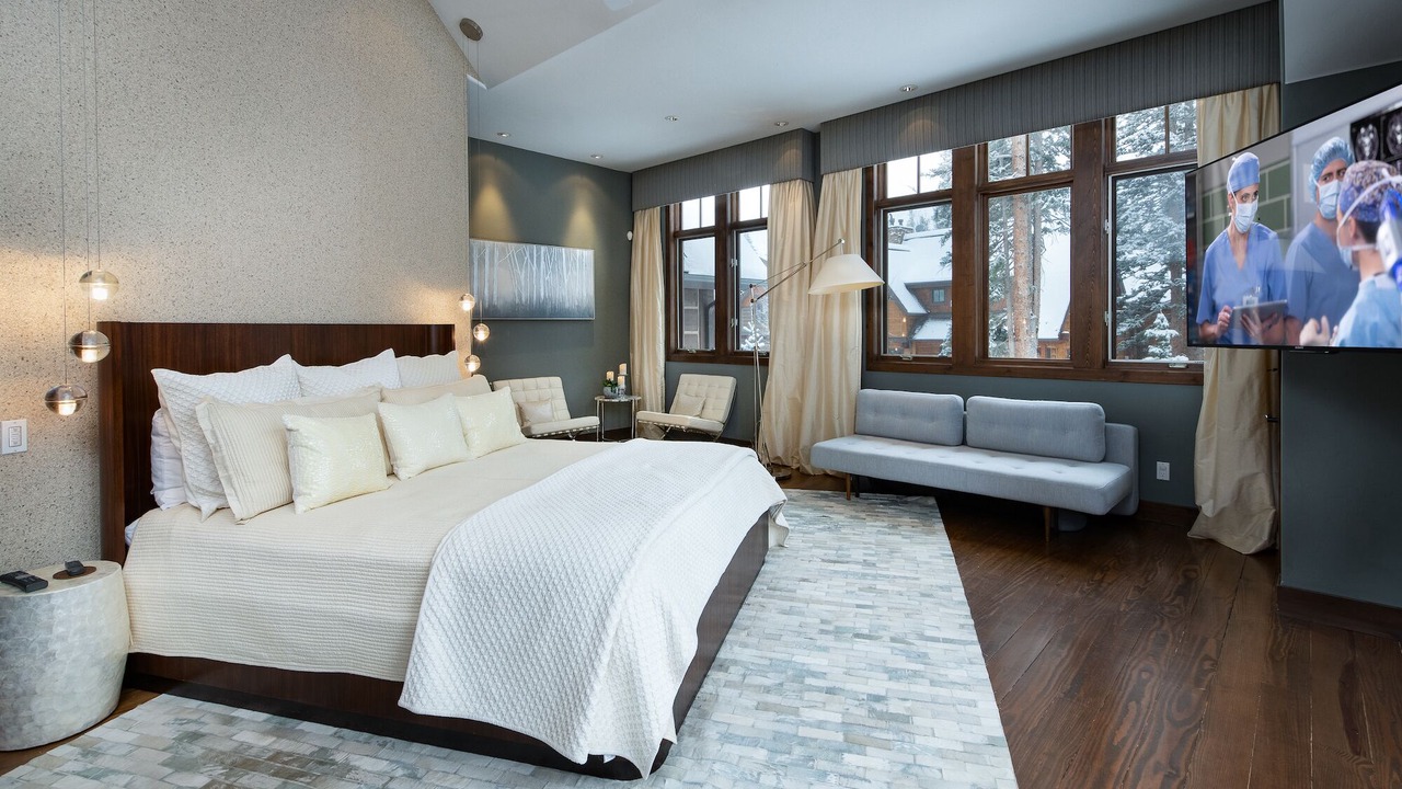 Photo of Bedroom in Peak 8