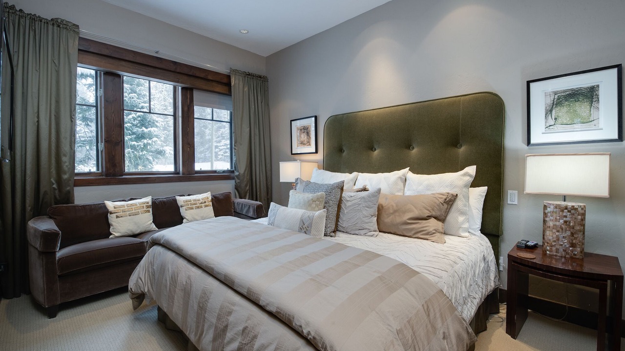 Photo of Bedroom in Peak 8