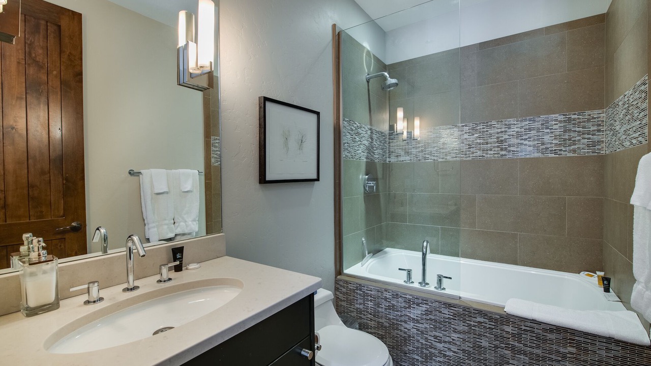 Photo of Bathroom in Peak 8
