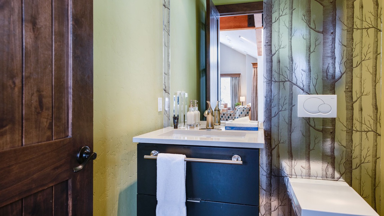 Photo of Bathroom in Peak 8