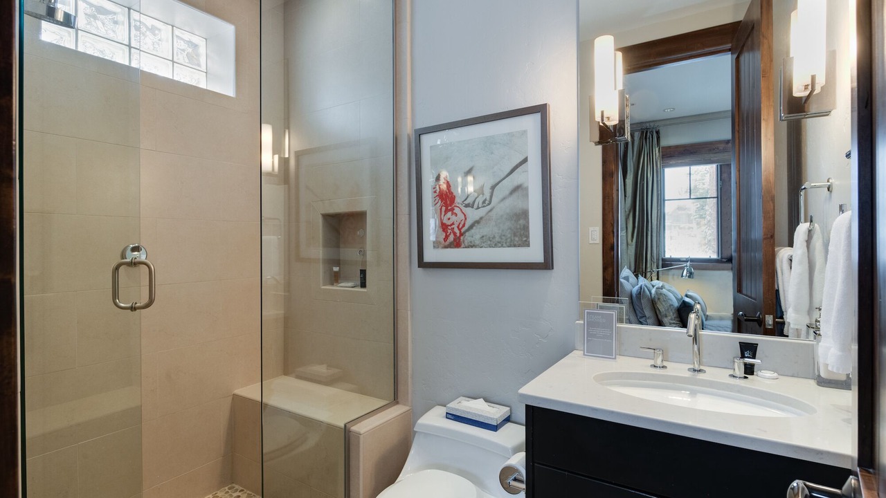 Photo of Bathroom in Peak 8