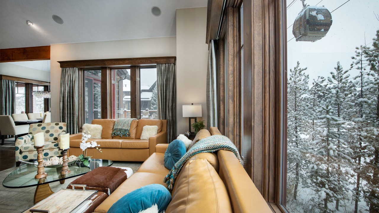 Photo of Livingroom in Peak 8