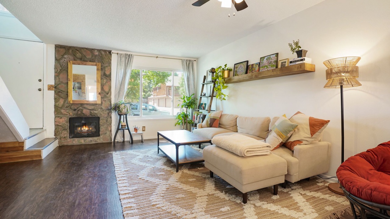 Photo of Livingroom in Aurora