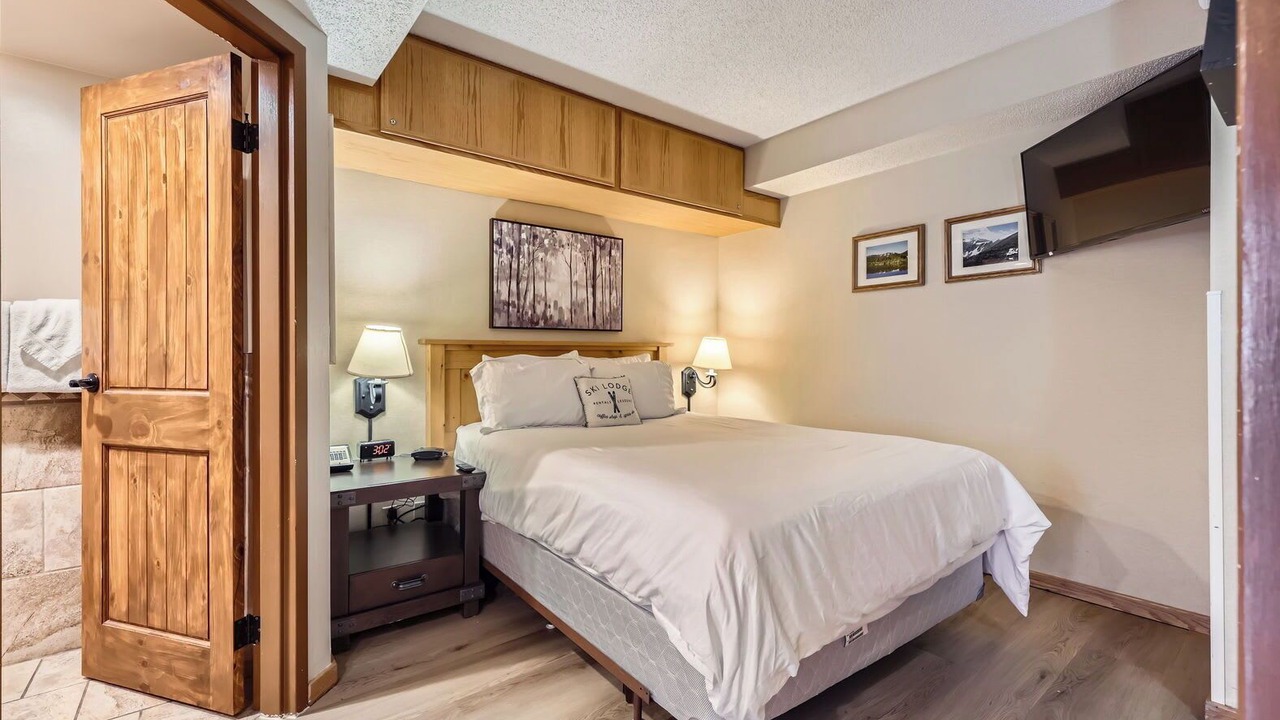 Photo of Bedroom in Peak 9