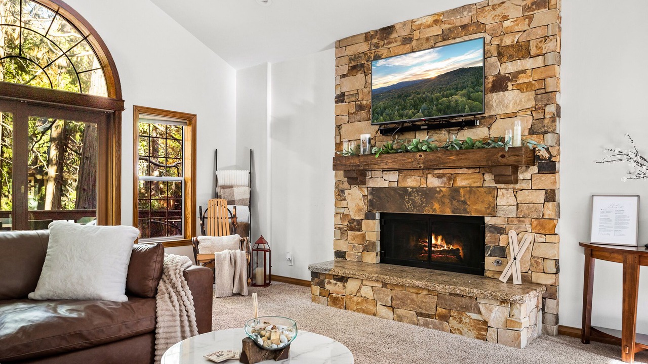 Photo of Livingroom in Lake Arrowhead