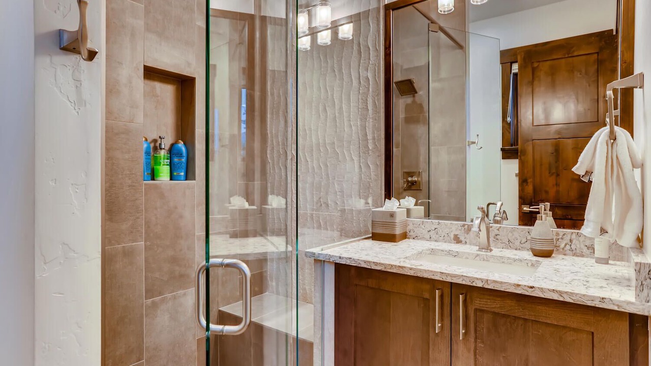 Photo of Bathroom in Peak 8