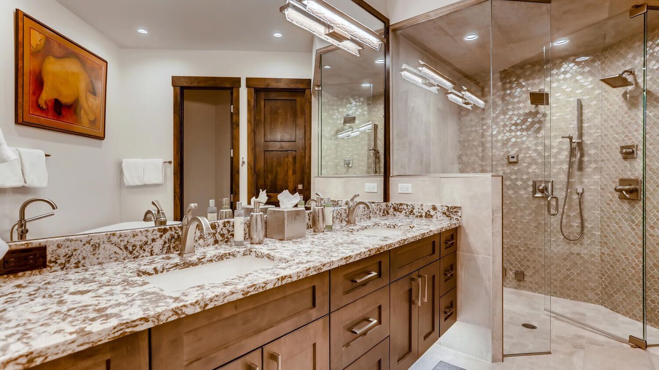 Photo of Bathroom in Peak 8