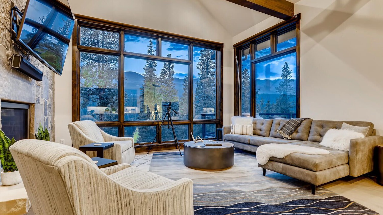Photo of Livingroom in Peak 8