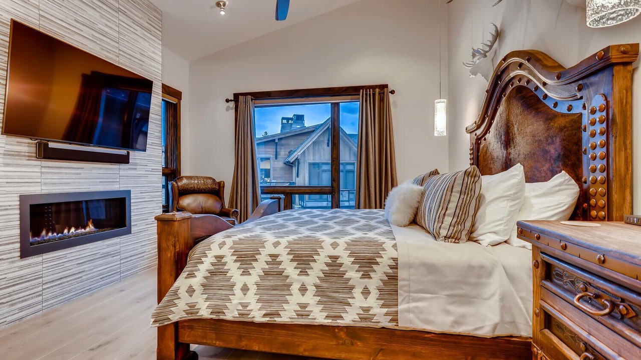 Photo of Bedroom in Peak 8