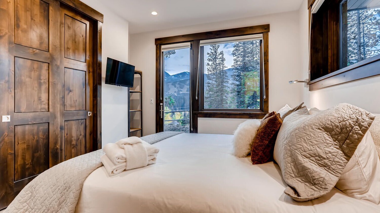 Photo of Bedroom in Peak 8