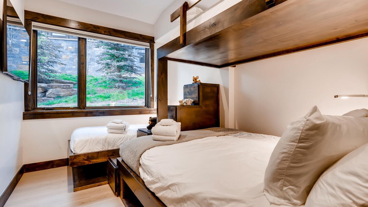 Photo of Bedroom in Peak 8