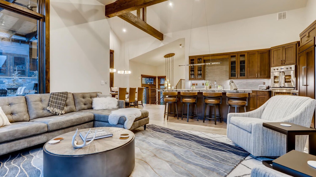 Photo of Livingroom in Peak 8