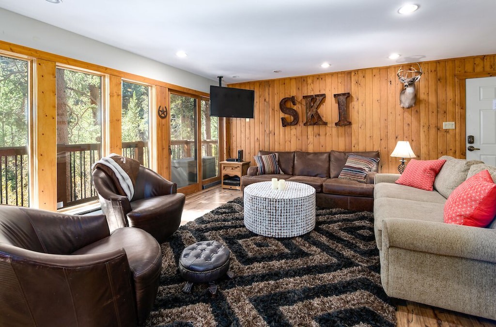 Photo of Livingroom in Peak 9
