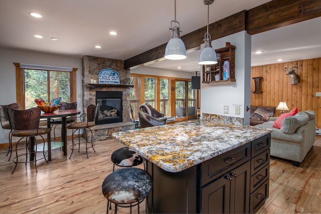 Photo of Livingroom in Peak 9