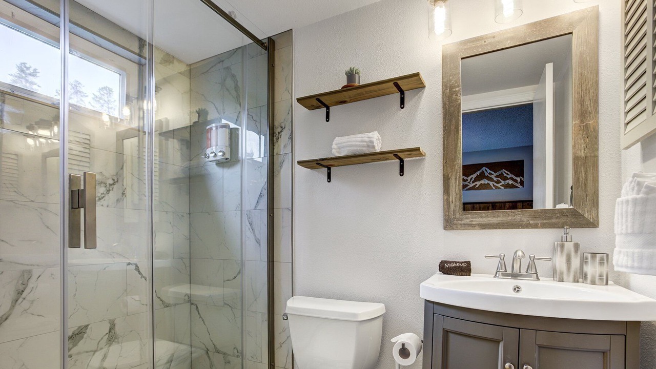 Photo of Bathroom in Peak 8