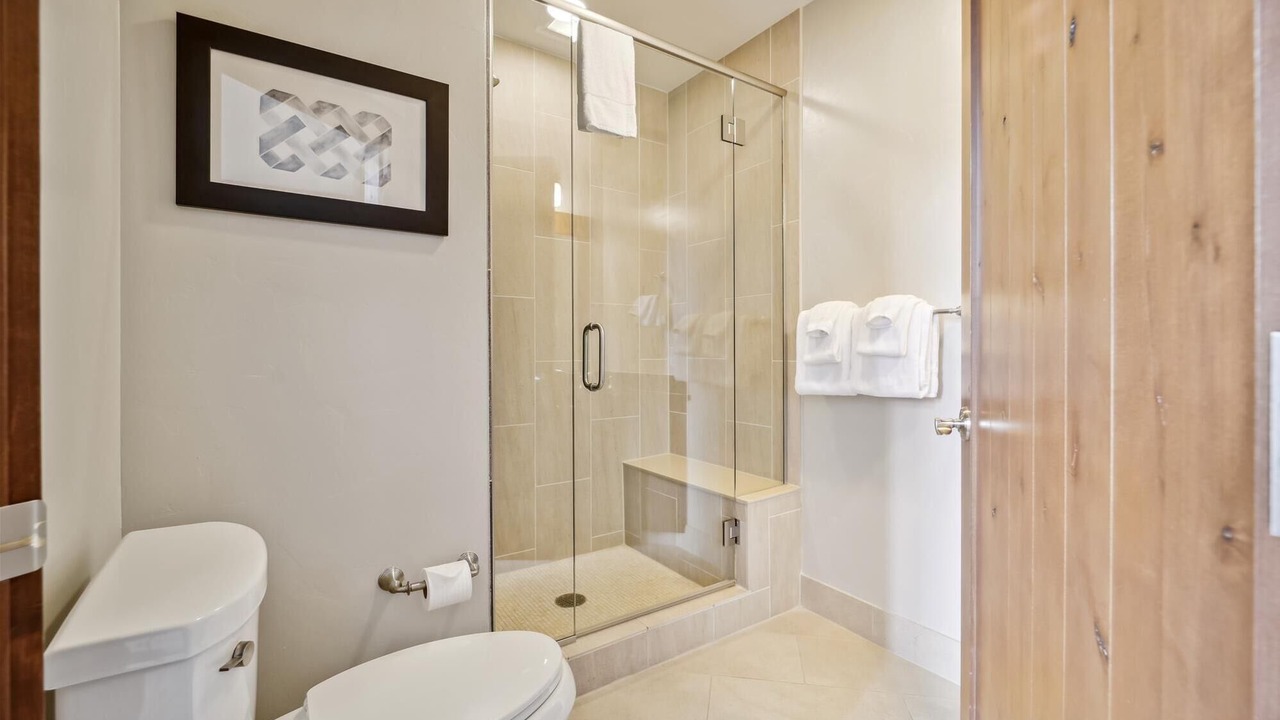 Photo of Bathroom in Peak 8