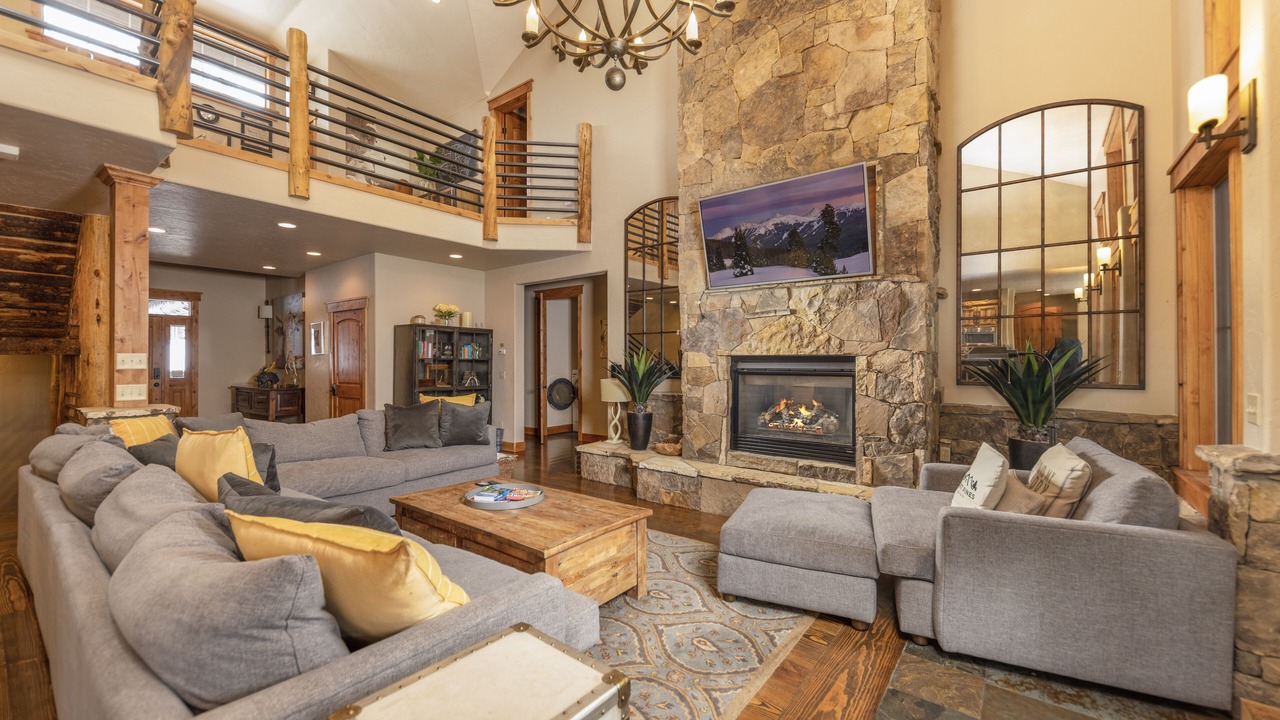 Photo of Livingroom in Peak 8