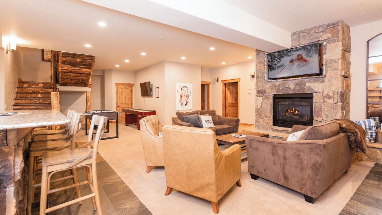 Photo of Livingroom in Peak 8