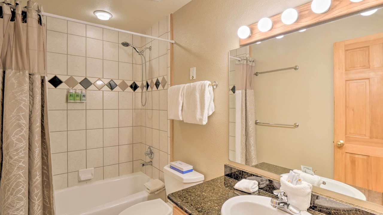 Photo of Bathroom in Four O'Clock