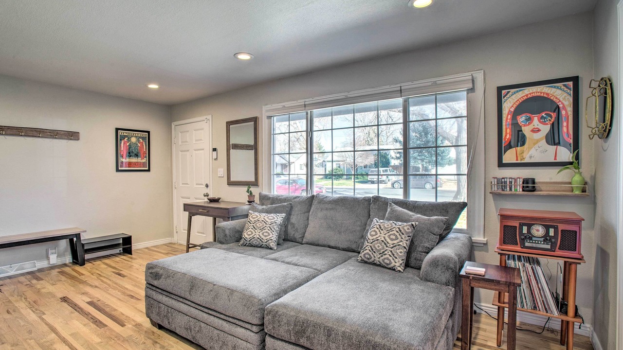 Photo of Livingroom in Delmar Parkway
