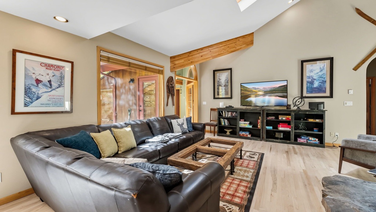 Photo of Livingroom in Warrior's Mark West
