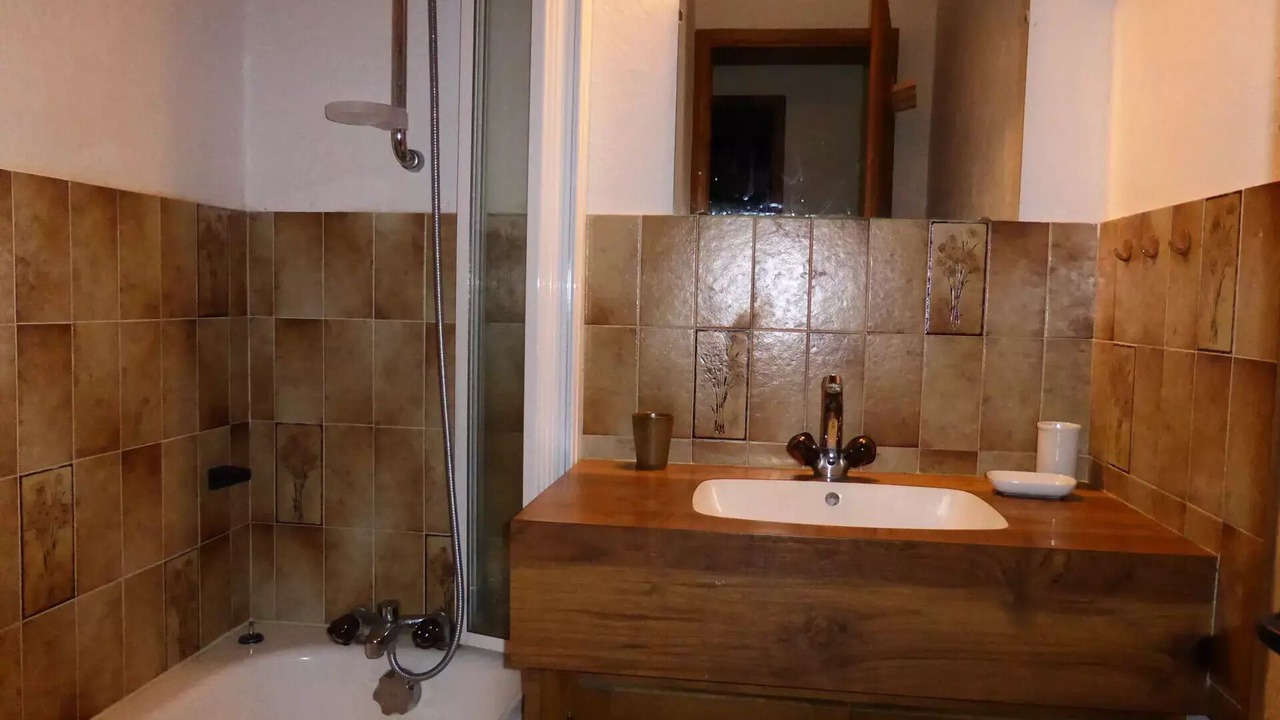 Photo of Bathroom in Demi-Quartier