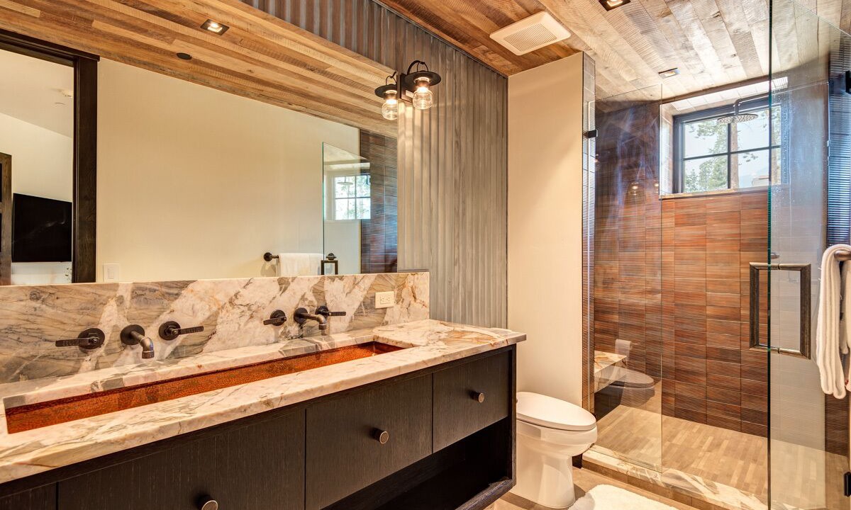 Photo of Bathroom in Peak 8
