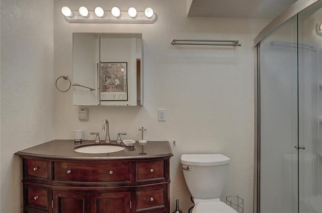 Photo of Bathroom in Peak 8