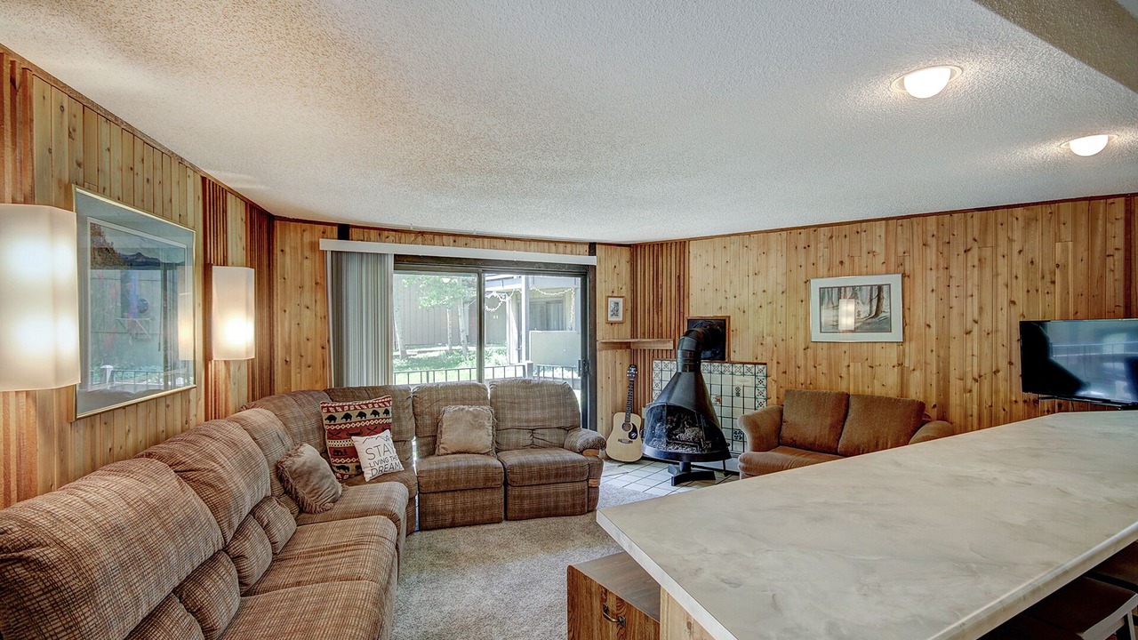 Photo of Livingroom in Peak 8