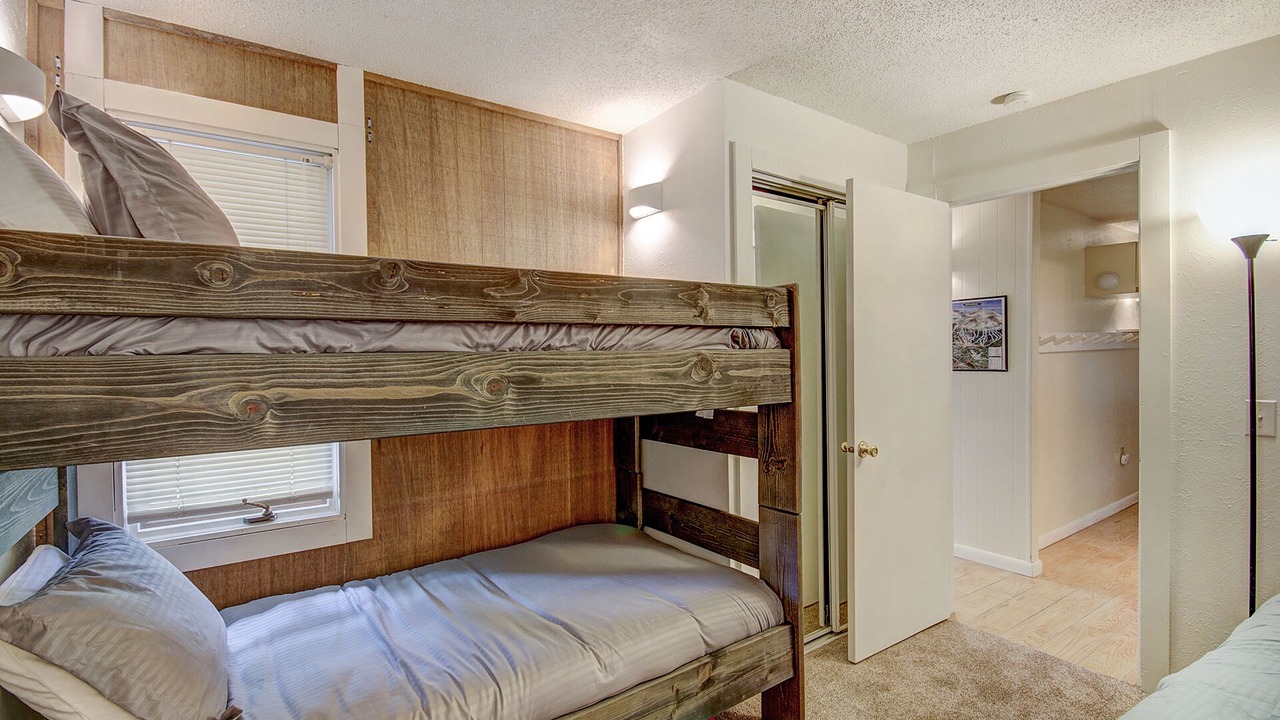 Photo of Bedroom in Peak 8